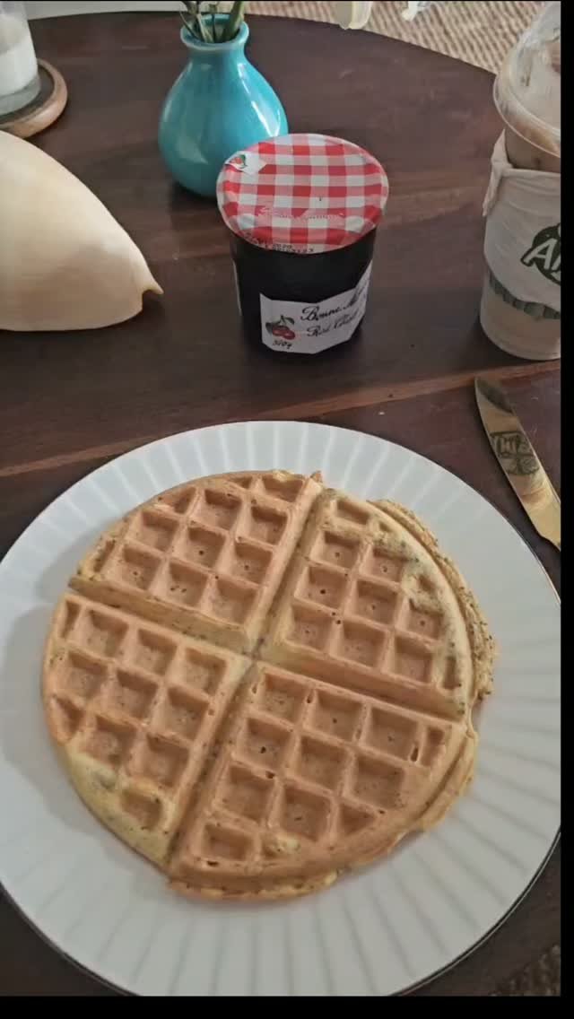 ✨ Protein Waffle Recipe ✨A simple, healthy and delicious way to start your day. Enjoy your homemade protein waffles and have a beautiful day 🤍✨ Egg replacement for 2 whole eggs✨ 1 banana✨ 2 tbsp almond flour✨ 2 tbsp chickpea flour✨ 2 tbsp oats✨ 2 tbsp chia seeds✨ 2 tbsp flaxseed✨ ½ tsp baking powderMix everything together, pour into your waffle maker and enjoy ✨