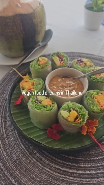 The colors, the taste, the freshness, the variety, the love of food, the creativity, the preparation.A vegan paradise for me 🥑🥭🍍